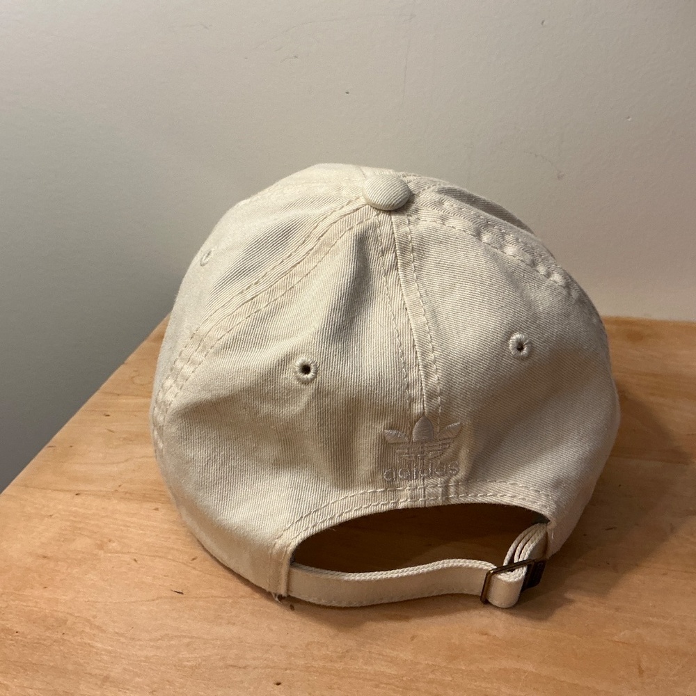 Adidas Offwhite Baseball cap with adjustable Metal Clasp - Picture 3 of 4